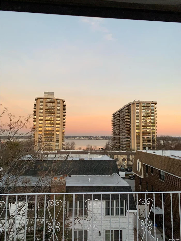 Stunning apartment. Gorgeous water views. Apartment has been renovated throughout. Gorgeous hardwood floors. Brand new appliances.