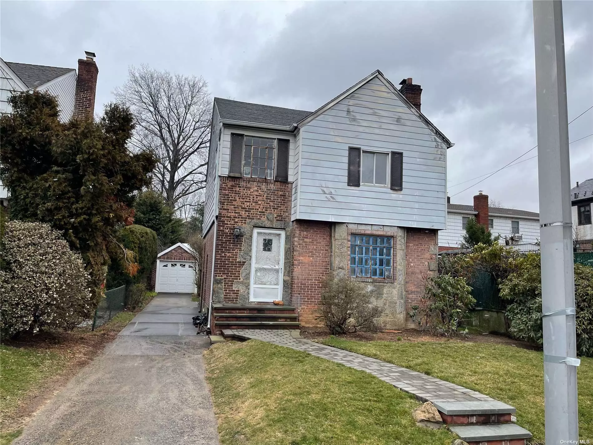 Lowest priced 40X100 Detached brick colonial around.Side Hall Colonial, Great Bones Ideal renovation or alteration project! Large room sizes, mid-block location, and convenient access to Everything...S.D. #26. Craftsman stone & brickwork around the 1st level.