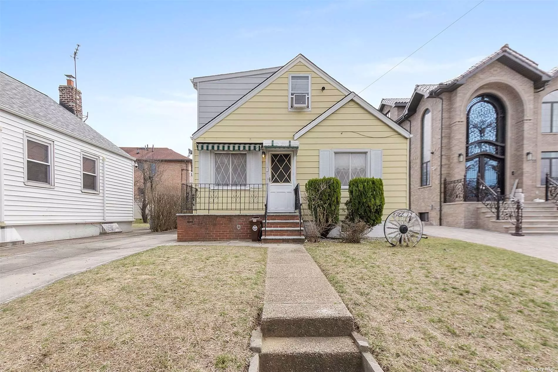 Just arrived- detached brick cape-styled home with 4 bedrooms, 2 full baths and full-size basement and 1 car detached parking. Great opportunity to knock down and rebuild. Super close to beautiful Peck Park. School district Queens 26. priced to sell- won&rsquo;t last!
