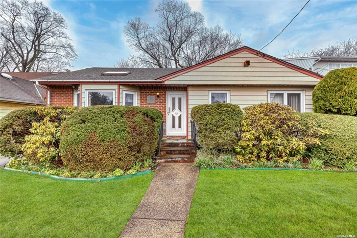 Well maintained and bright 3 BR, 2 bath ranch in Roslyn Heights with Eat in Kitchen, LR & DR plus finished basement with office, workshop and laundry room. Lean in to the mid century vibes and custom details, or make it your own. Minutes to stores, LIE, LIRR and Christopher Morley Park. Roslyn Schools.