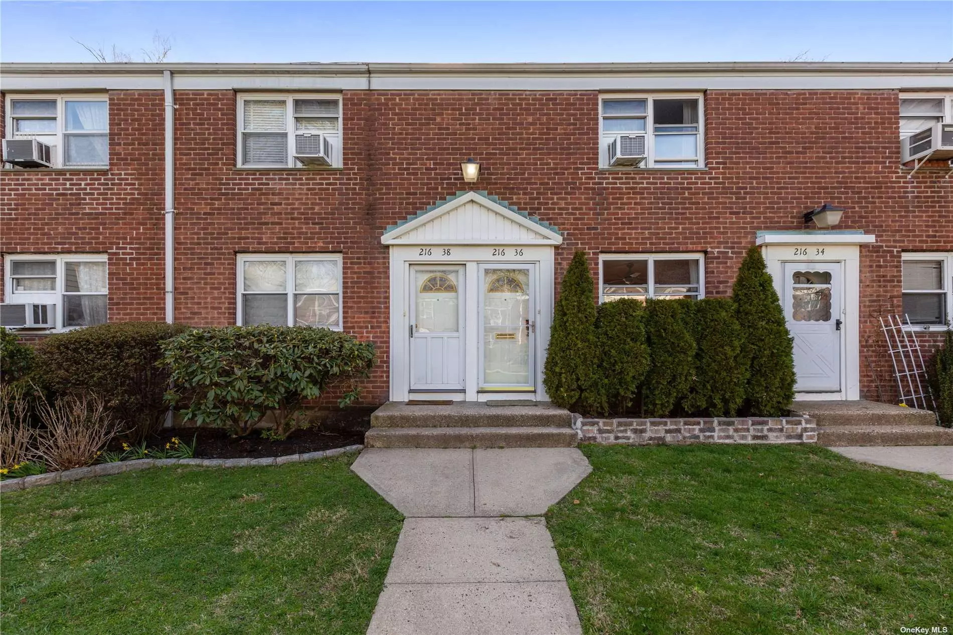 Bright and Sunny Duplex in Bell Park Gardens With Private Backyard, Full Appliances, Hardwood Flooring throughout. Close to Shopping, Schools and Transportation.