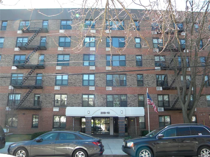 SPACIOUS SUN FILLED APT., FRESHLY PAINTED AND VARNISHED FLOORS. 5 MIN WALK TO LIRR, NEAR ALL SHOPS, RESTAURANTS, PARKS, NEAR ALL BUSES. GOOD SCHOOL DISTRICT. 2 LAUNDRY ROOMS, OUTDOOR PATIO-JUST COMPLETED IN 2021. WAITING LIST FOR GARGE PARKING. IMMACULATE CLEAN BUILDING.