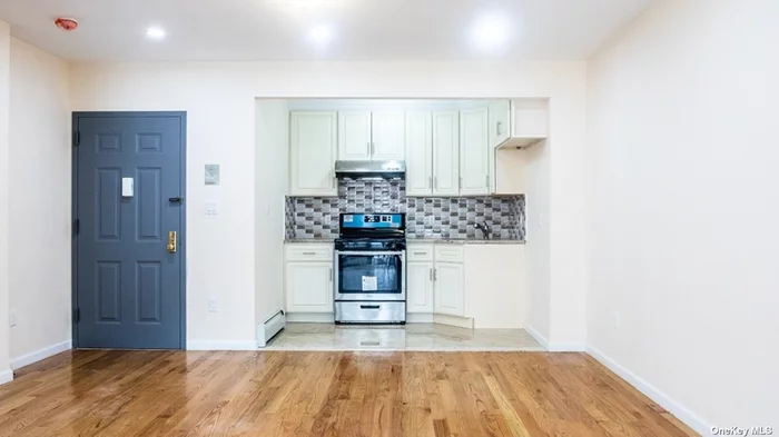 Prime Location in downtown flushing, surrounded by restaurants, supermarkets, banks, libraries. Only one block away from the main street. Three minutes to # 7 subway station, LIRR, Sky View Shopping Center. This unit features hardwood floor, stainless steel appliances, and oversize bathroom, Tenants are responsible for all utilities. No pets.