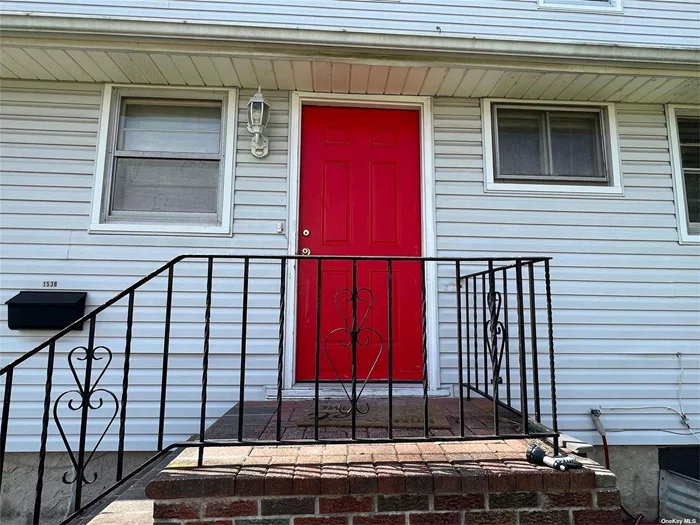 Sunny large 2 bedroom Apt with Hardwood floor, Large Eat-in -Kitchen with a New Refrigerator, close to LIRR,  Bus, School, Shops/Restaurant, Botanical Garden.