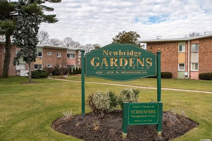 Beautiful 2 bedroom, 2 bathroom condo with hardwood floors throughout.