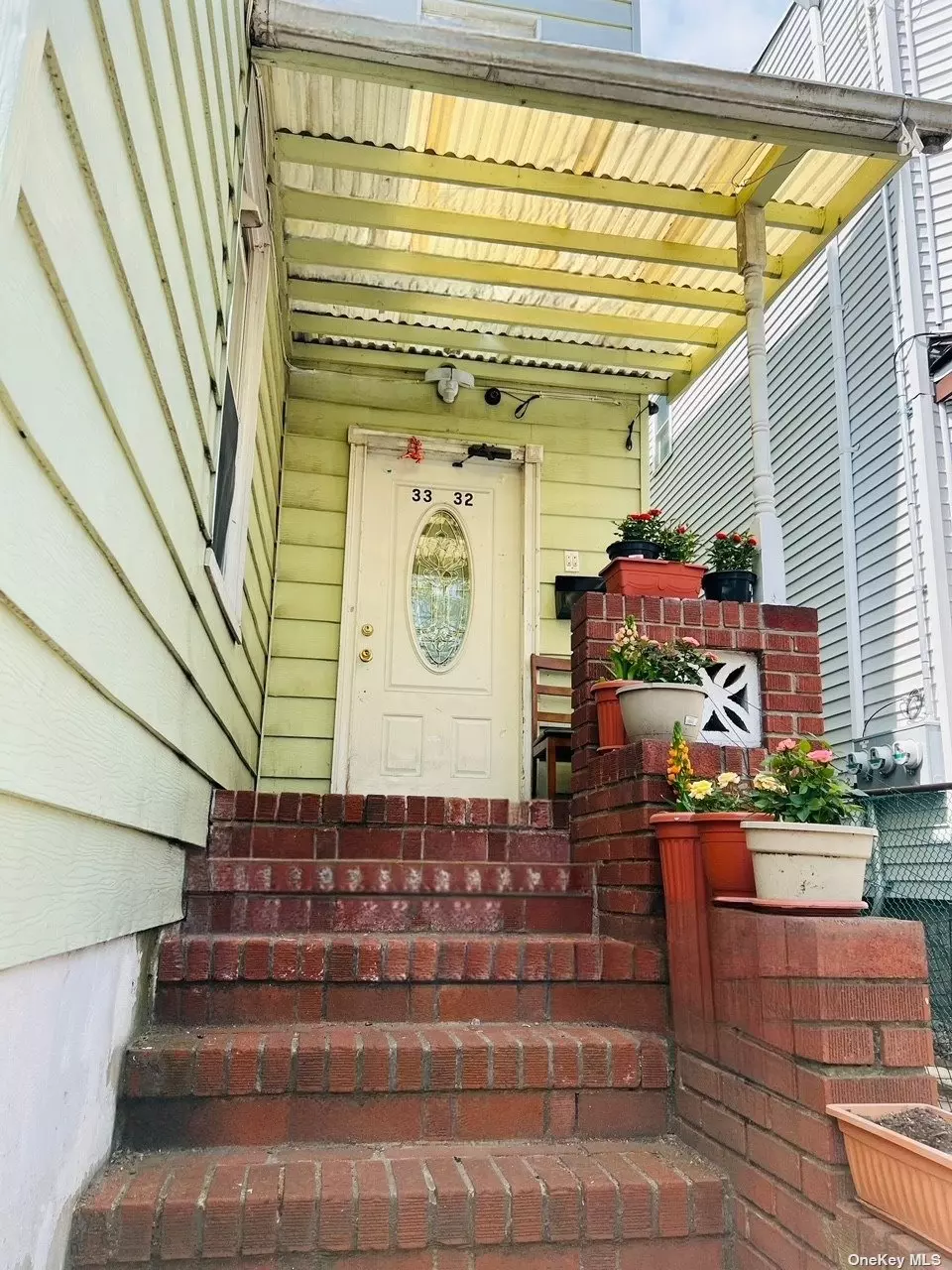 Well maintained detached 2 family in the heart of corona. One block to Northern Blvd access to many shops and restaurants. 3 blocks to Junction Blvd #7 Train.