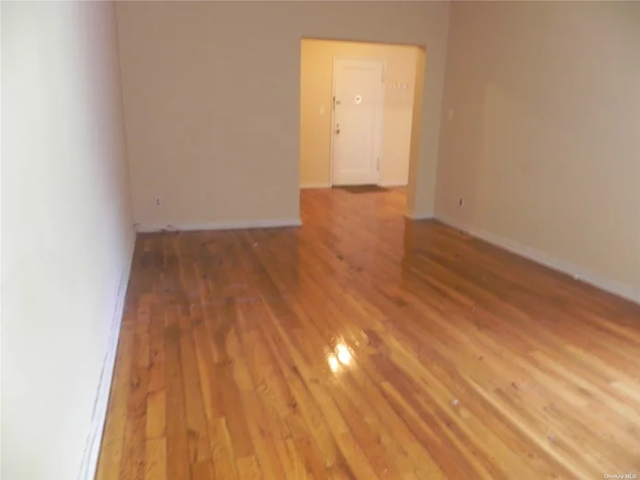 GREAT NECK. Spacious Top floor studio in garden apartment development, ideally located near LIRR/town center. Polished Hardwood floors throughout. Pets allowed (dogs and cats without breed/size restriction). Heat and water included. Laundry in basement, super on site. Street parking with village permit.