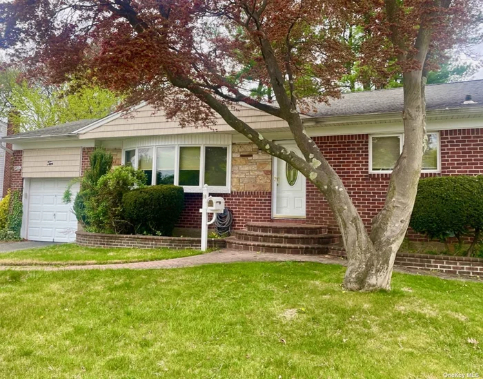 Don&rsquo;t Miss this perfect family Home at Great Location. Walk to LIRR, Shops and restaurant. House has 3BR and 2.5bath,  Large Living Room, Full Dining Room, Eat In Kitchen w/Access to Backyard, Specious Finished basement, Must See!!!