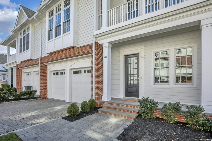 Roslyn, The largest model is Roslyn Landing, house-sized townhome located in downtown Roslyn with private backyard. This luxury unit has upgraded floors, appliances, sound system, alarm system