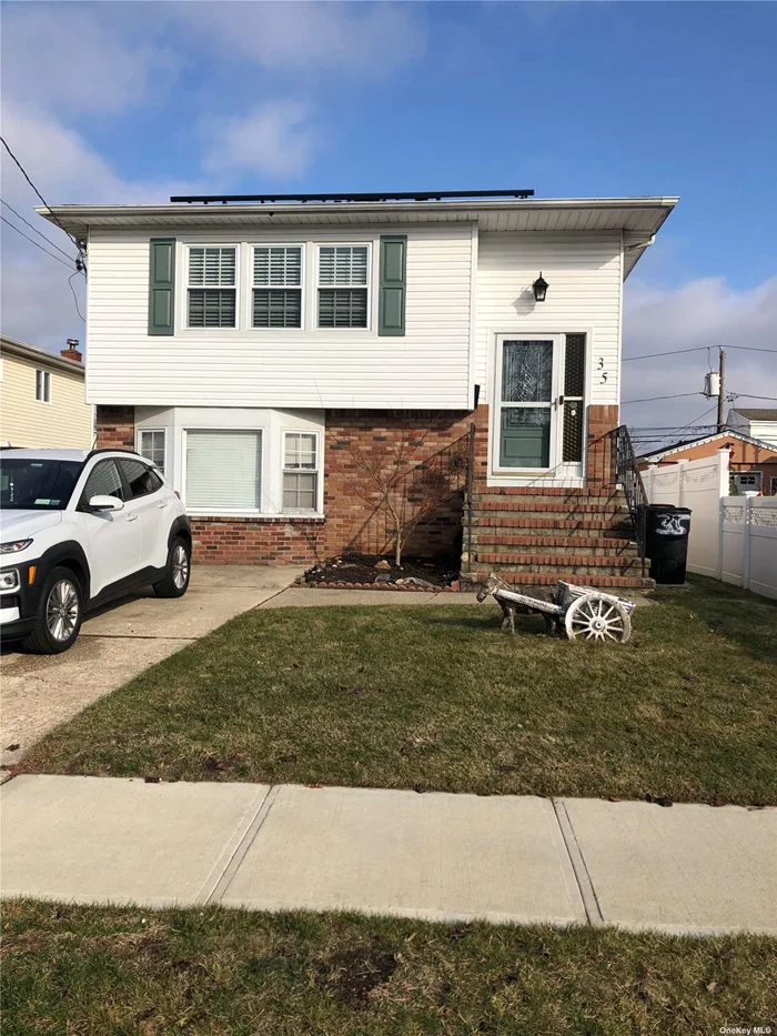 Diamond - Newly renovated 2bedroom apartment in quiet neighborhood of Lindenhurst. Large Dining and Living Room. Exquisite eating kitchen and full bath. Available May 1st, 2023.