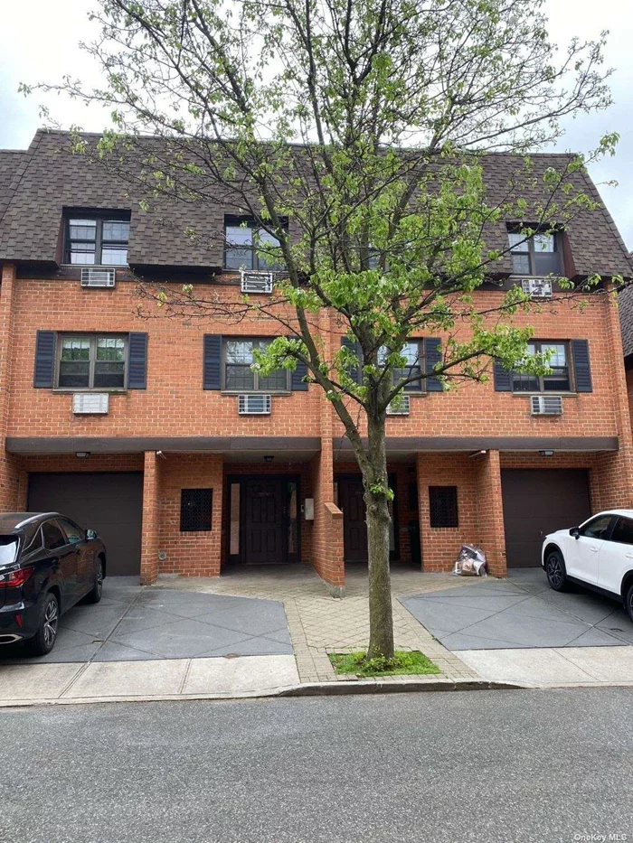 Location! Spacious One Bedroom Condo In House Beautiful Washer In The Unit. Minutes To Supermarket Store, Restaurants, Park, School And Transportation.