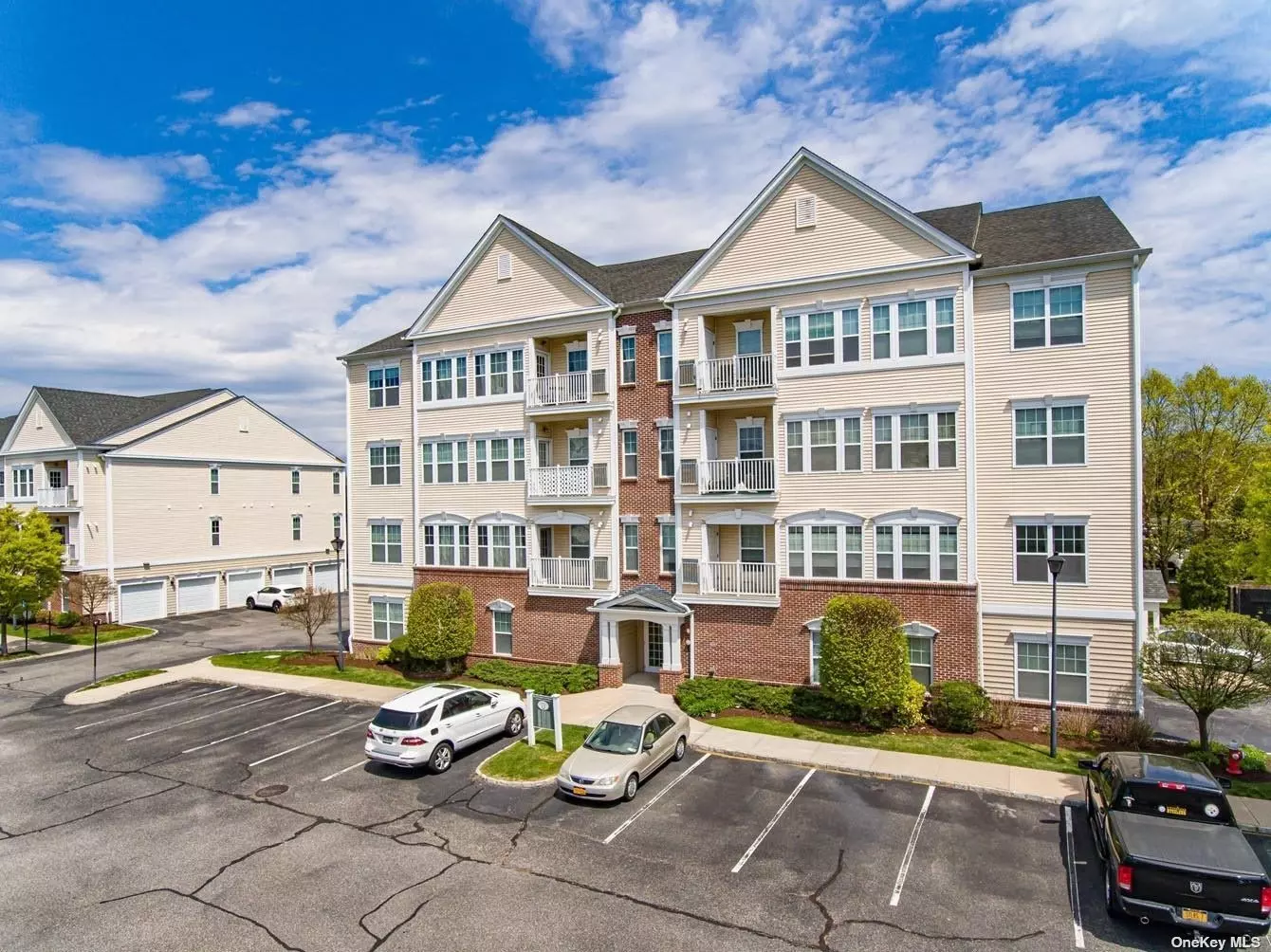 Diamond condo located in Courthouse Commons. Second floor unit entry foyer, eat in kitchen with granite countertops and stainless steel appliances, open floor plan, living room, dining room, balcony, premiere bedroom with walk-in closet and full bath, second bedroom and second bathroom.