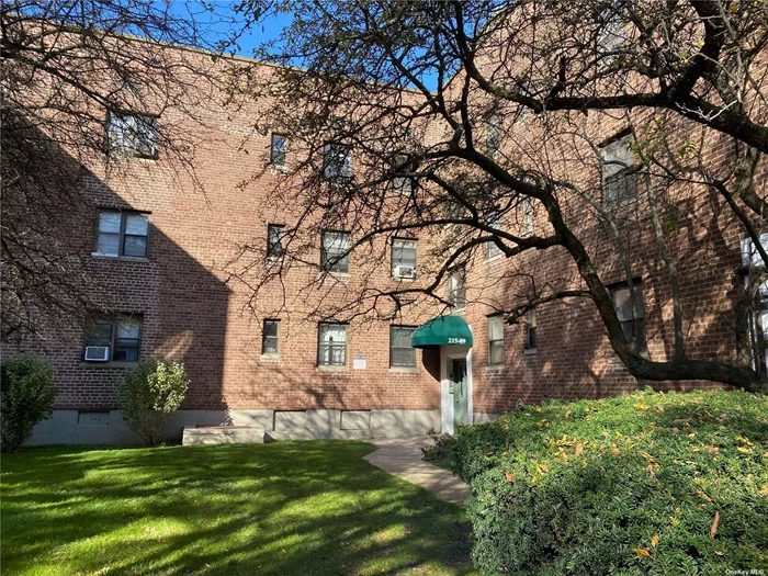 Bright apt on third floor Jeffrey Garden Co-op, Newly painted, no elevator, quiet, Great community, Laundry facility, In ground pool with fee, close to all, easy transportation, easier parking,