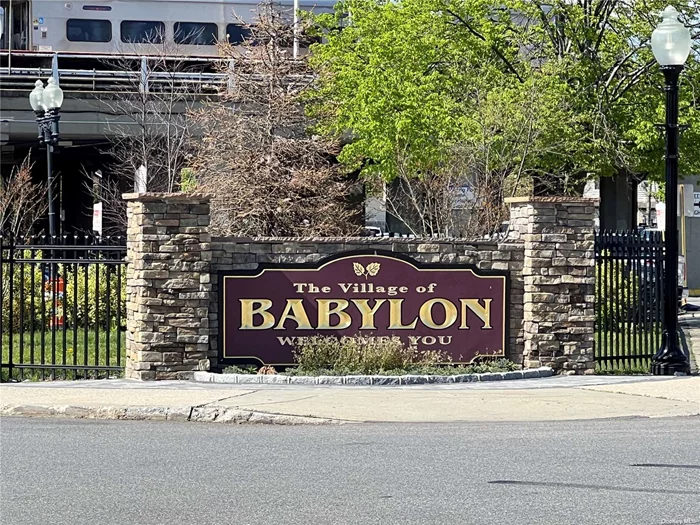 Prime location right in the heart of Babylon&rsquo;s Downtown!! Great food business with low overhead, good numbers and low maintenance. High traffic counts and very heavy daytime foot traffic right across from the LIRR!!! Turn key business with long term lease!!!