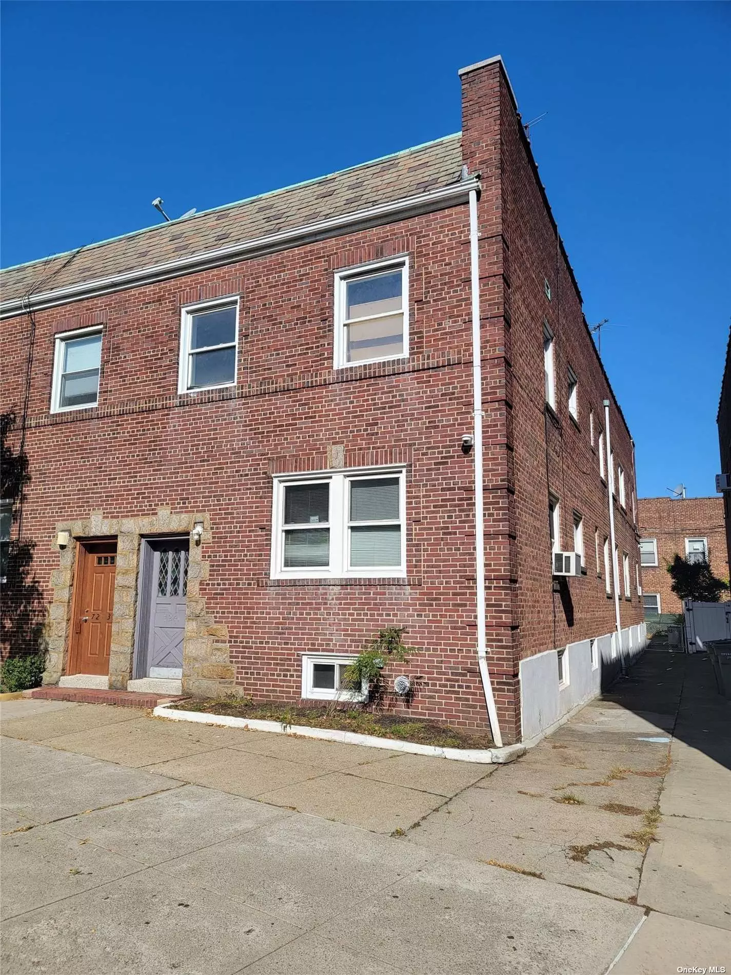 Fully Renovated Bright 2 Bedroom (Queen) w/ 1 Bath. Hardwood Floors, New Kitchen, & Bath. Stainless Steel Appliances, Lots of Closets, Close to All. Small Pets OK. Good Credit is a MUST. 1 Month Broker Fee.