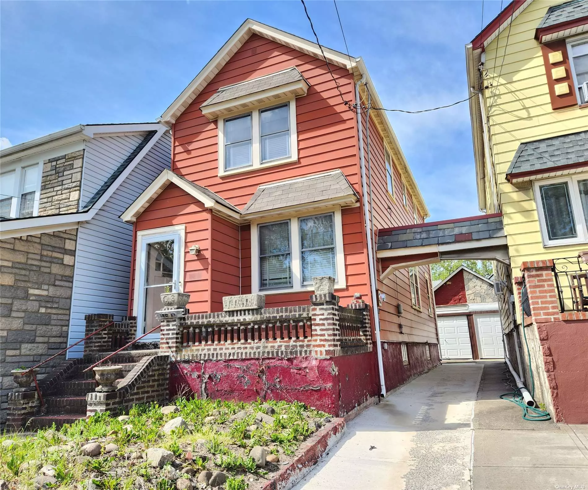 Great 1 Family House in the heart of Briarwood,  this Large 2 bedroom house can be turned into a 3-4 bedroom house, close to Main st/ Queens Blvd , Buses and Train, Shopping. Huge Basement with separate Entrance, 1 Car Garage