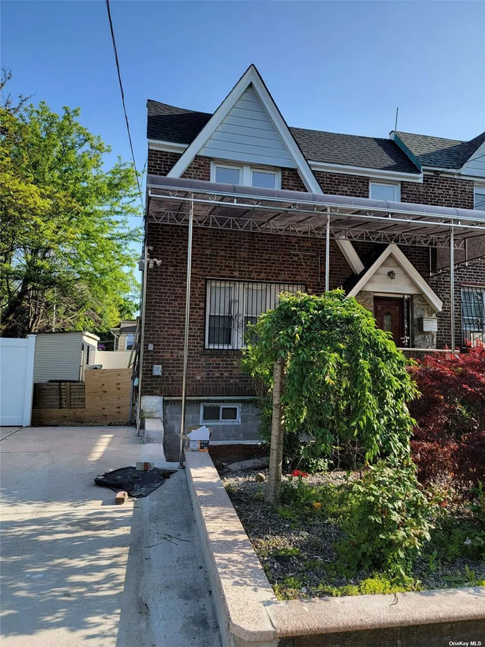 Fully updated and renovated three Bedrooms and one Full & a half bathroom apartment in Woodside neighborhood. It&rsquo;s close to transportation, a major highway, shopping, school, etc. Come and have a look to believe it. STRICTLY NO PETS ARE ALLOWED.