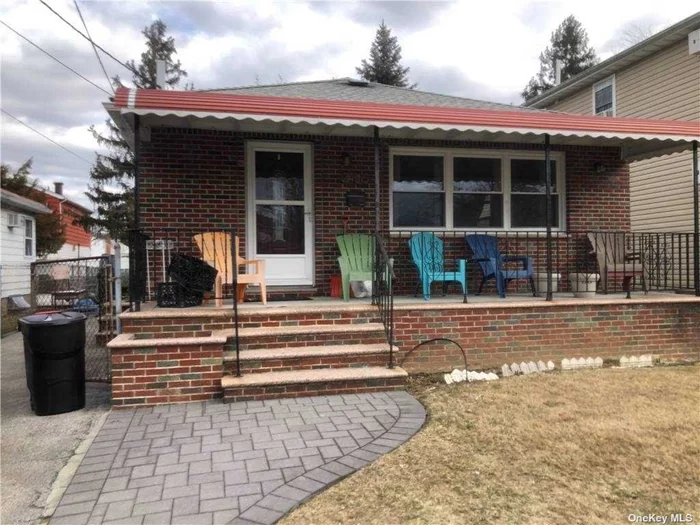 Lovely 3 bedroom 1 bathroom house with front porch and backyard. Newly renovated. Driveway access. Open-concept home with a large kitchen island. Stainless steel appliances.