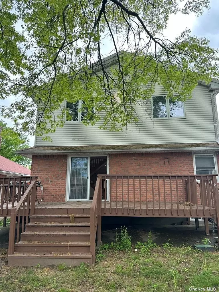 Huge 5 Bedroom Home Plus Add&rsquo;l Bedroom / Office on 2nd Floor. 2 Heating Systems . 1: Hotwater Baseboard, 3 Zones. Basement Has Radiant Heat. Hot Air System From Central Air Has 2 Zones. Must See, Won&rsquo;t Last