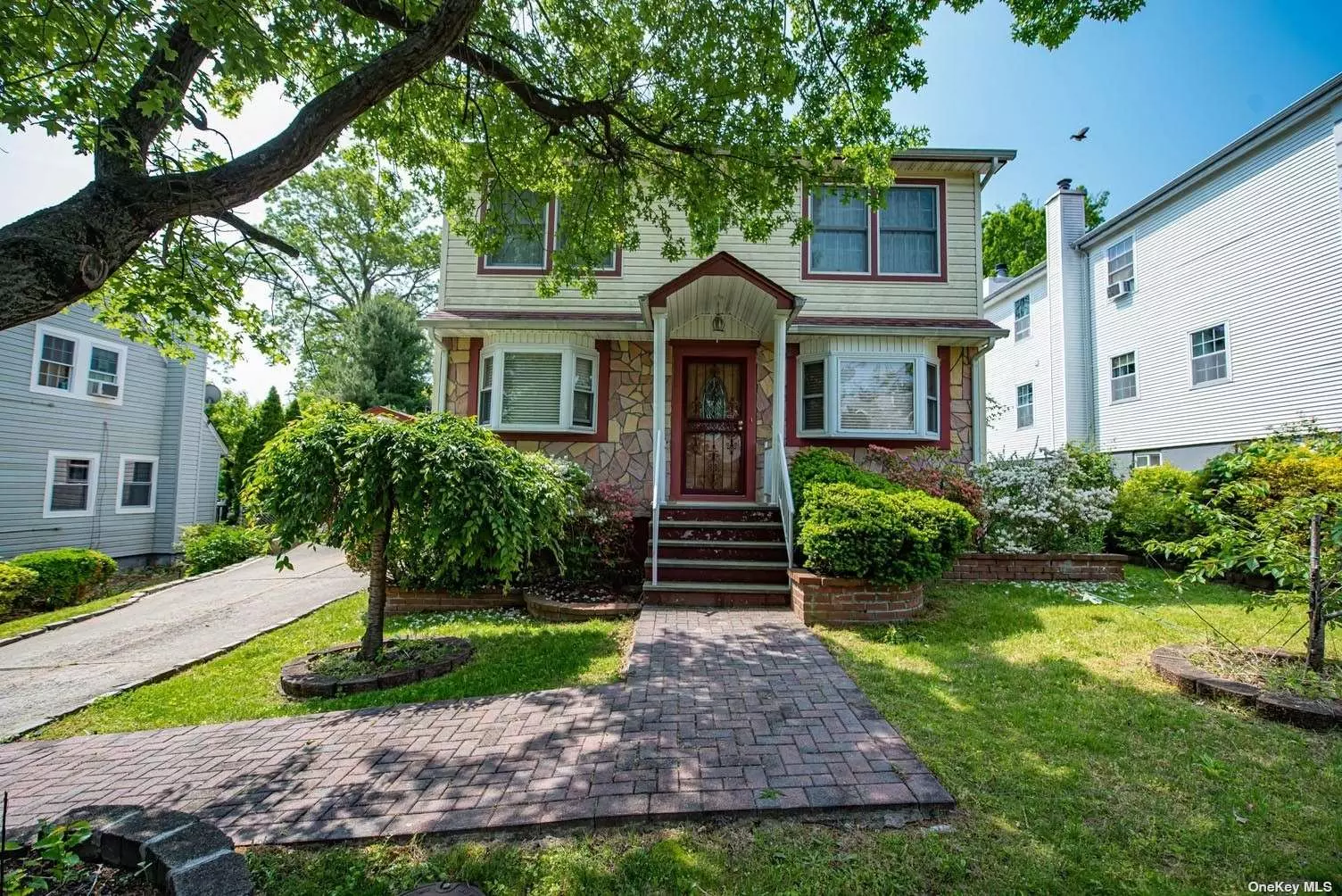 Lovely Colonial in the Manhasset School Districts. Large Bedrooms. Walk-In Closets, CAC, Sunroom, Eat-in Kitchen, Bar, Finished Basement. Low Taxes. Close to Public Transportation and Shops. A Must See!! Please Present All Offers!