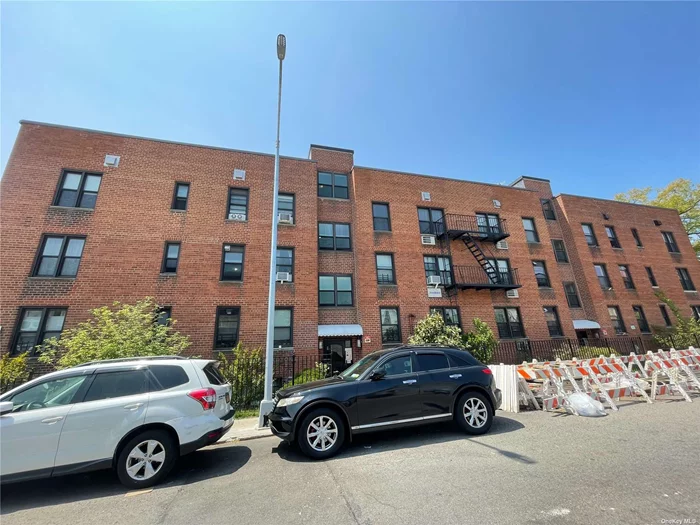 Largest Size Studio at High Meadows Tenants Co-op, East Exposures-bright unit, Lots of windows and 4-Large Closets, extra Office & Bedroom area, open style Lr & Dr. Convenient location for Retails, Restaurants, public transportations