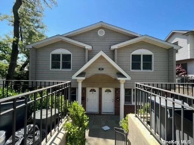 3 Bedroom Duplex with Garage. Washer/Dryer. Conveniently Located Close to Shops, Park and School.