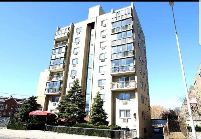 One of biggest Condominium. Beautiful and Bright Penthouse. Located at center of downtown Flushing. It features 3 Bedrooms 2 Full Bathrooms With front/back Balconies. Laundry in unit, Lots of nature lights, facing Leavitts parks. Walking Distance to 7 Train, Supermarket, other business, convenient to all...