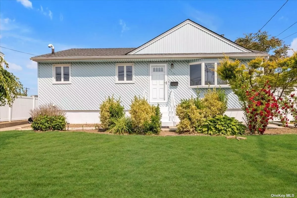 Oceanside - Oceanlea Raised Ranch. Open Layout, Kit W/Granite Counters, LR/ DR, 3 bedrooms, 2 Baths & Attic. Full Finished Basement Den & Family Area, Laundry Room. Detached Garage & Beautiful Fenced Yard. Close to transportation and shopping.