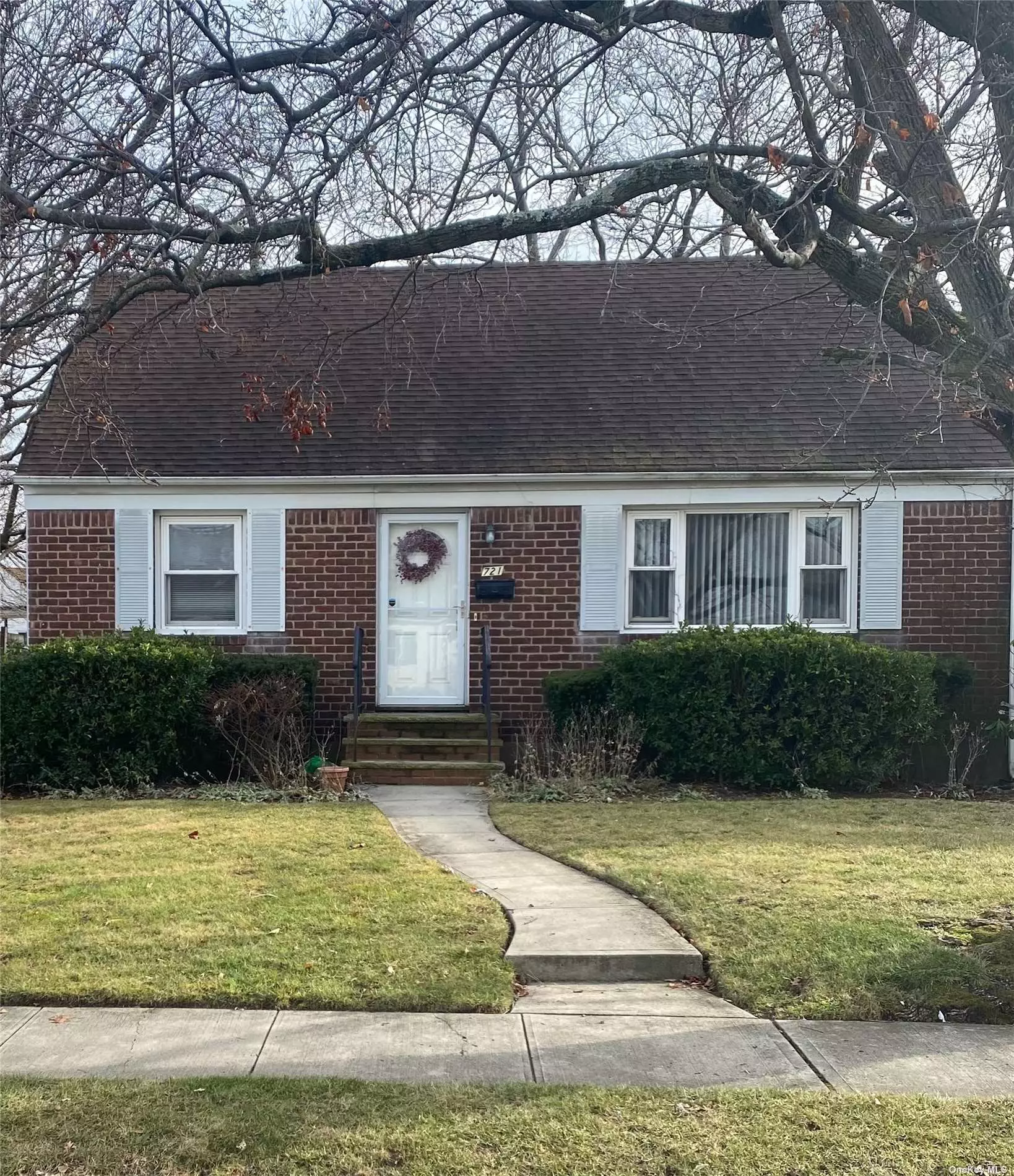 Home sweet home! This cape style property features 4 bedroom, 1 full bath. Convenience of making your master bedroom on the 1st floor or the 2nd floor. Large backyard. Hardwood floors throughout. Conveniently near all: school, southern state parkway, shopping, and bus lines. Needs TLC