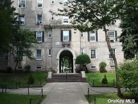 1 Bedroom apartment in Woodside border with Astoria t in good condition in a very well-maintained garden complex. Apartment is very bright with windows in all rooms, nice eating kitchen with many cabinets. It has spacious living room with large window, good size bedroom facing the garden. Complex offers bike storage, laundry rooms, and parking waiting list. Apartment has a low maintenance, and it is close to shops, cafes, restaurants, school, supermarket, bus, R-M trains and 20 minutes commute to Manhattan.