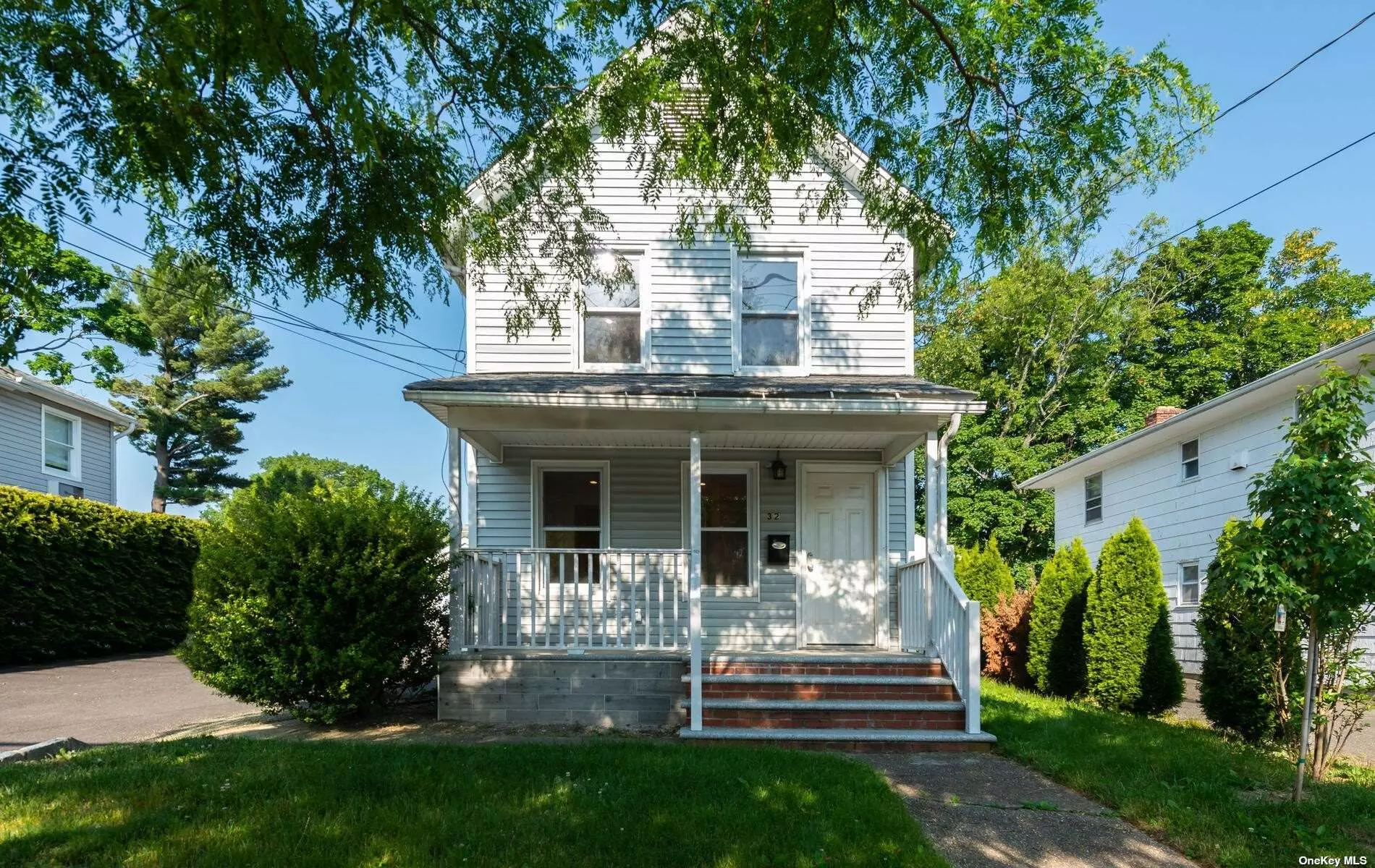 Welcome to this charming two-bedroom apartment located on the second floor of a beautiful house. With its brand-new kitchen appliances, convenient laundry facilities, well-appointed bedrooms, and tastefully designed living areas, it offers a comfortable and convenient living experience.