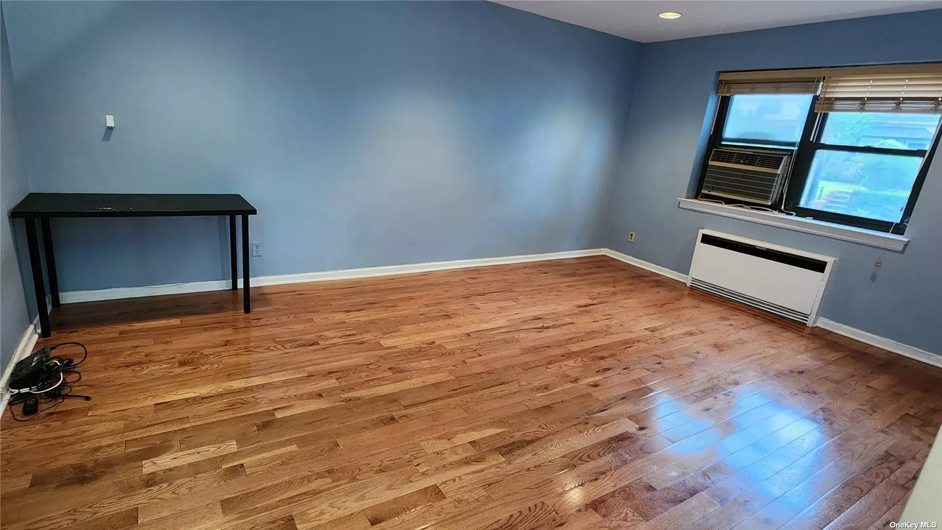 Charming one bedroom apartment located in a prestigious area of Great Neck. Close to LIRR, only 3 mins walking distance, 25 mins to Manhattan. Also close to bus stop, restaurants , shops , library and parks.