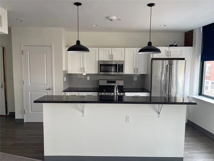 Diamond Condition 2 Bedroom 1 Full Bath Apartment in Beautiful Building Close To All. This Apartment Has A Gorgeous Eat-In Kitchen With Large Pantry Closet, Full Bath, King Size Bedroom With Massive Walk-In Closet And Washer And Dryer In Apartment.