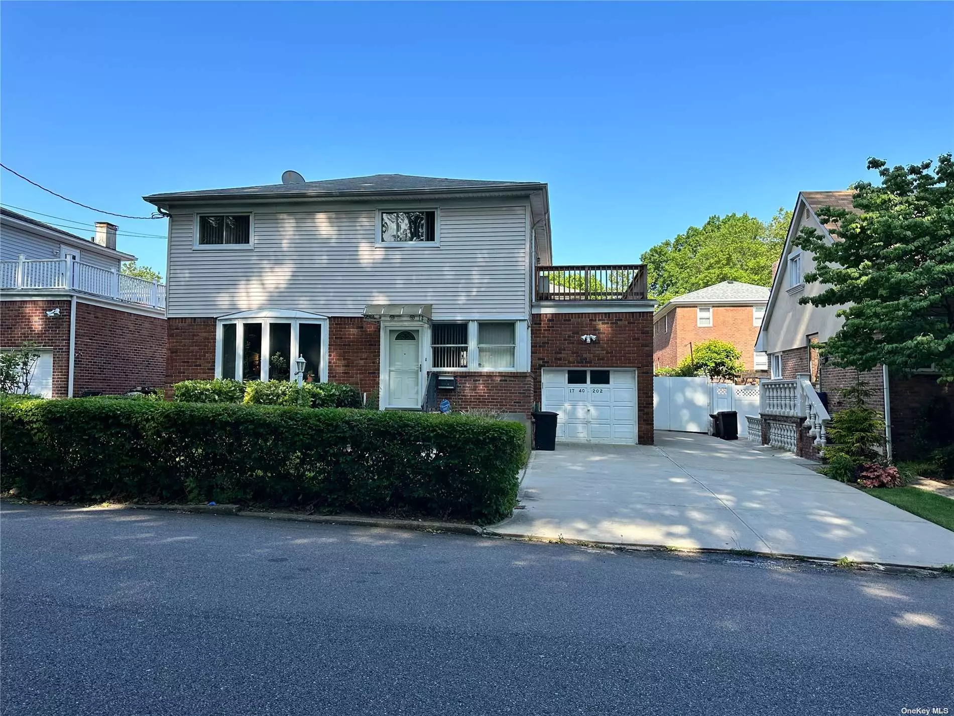 Beautiful one -family at a great location! Lot 54X61 Zone R3X. building 40X28 , Close to shopping, restaurants, highways. A couple blocks away from Willets Point Playground , Next to Clearview Park Golf Course . Few blocks away from Little Bay Park to the north and Ps 209 Clearview Gardens and buses Q16, QM20 Express Bus to Mid-Town Manhattan..,