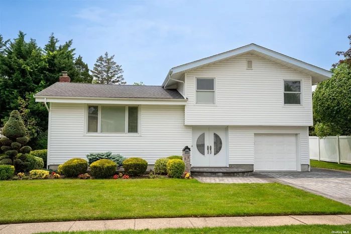 Great opportunity to make this your dream home in the sought after F Section of East Birchwood in Jericho. This continental split features 2 baths, living room with vaulted ceilings newly refinished hardwood flooring and custom railings. The eat in kitchen with sliding doors opens to an enclosed porch overlooking a lovely fenced yard with a paver patio. Great cub appeal! 2013 siding, roof, double door entry, garage doors, paver driveway, walkways and landscaping. Blue Ribbon Syosset Schools!