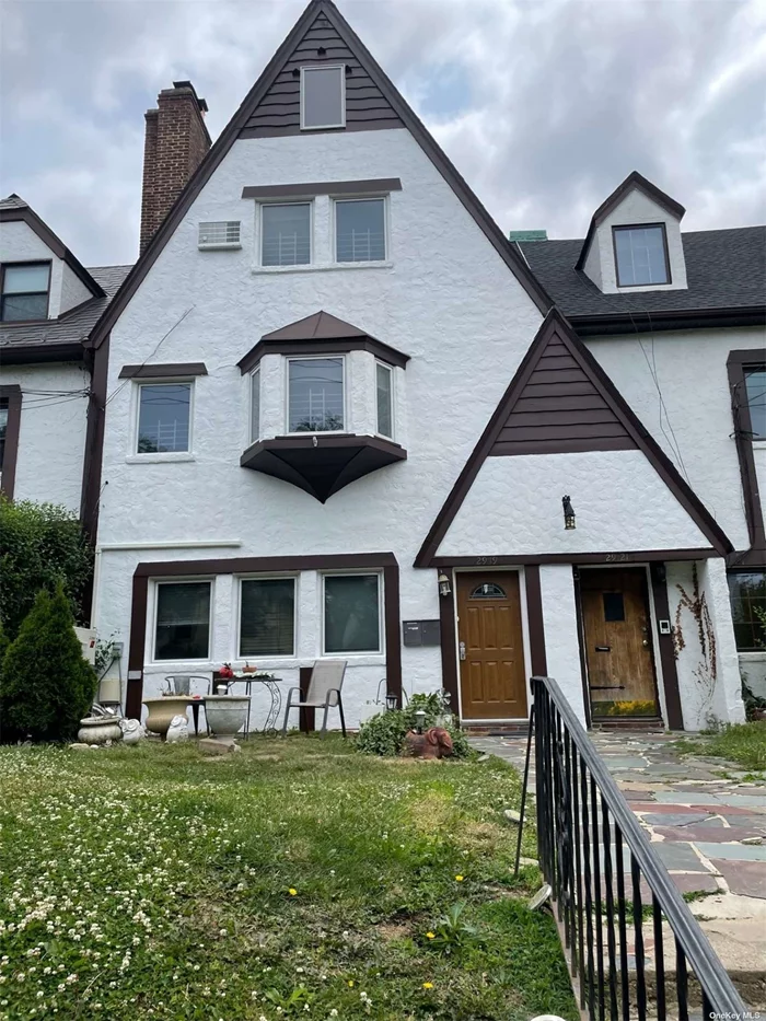 Renovated duplex with garage parking. Living room w/ fireplace, dining room, kitchen with dishwasher, 1.5 bathrooms, 2 bedrooms, washer dryer in unit. Pets need landlord&rsquo;s approval. Heat, electic and cooking gas not included.