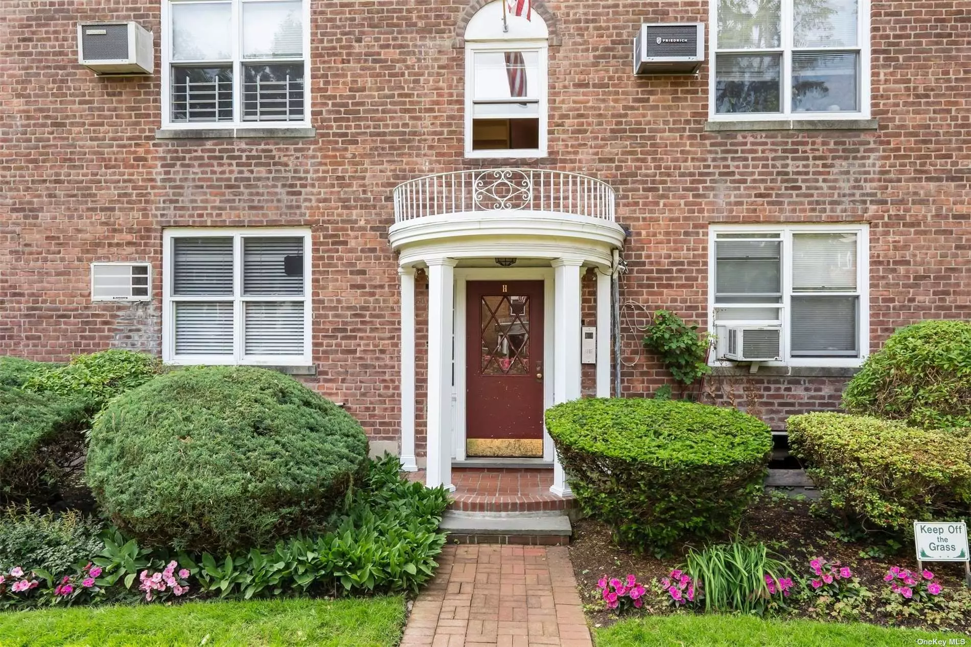 Well maintained 2 bed 1 bath coop in the heart of Great Neck. This third floor walkup includes a washer and dryer in unit. Minutes from the LIRR, shops and parks. The grounds are well manicured and you are overlooking the courtyard. Must see, will not last!