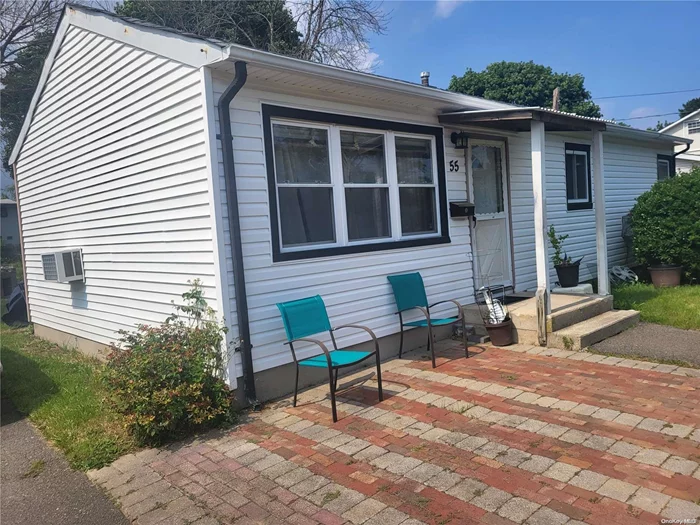 3 bedrooms 1 bath 1 level house no basement Living Room and Dining Room combo, small kitchen. NEEDS WORK. Come in coverall and bring your elbow grease to make this home cozy.