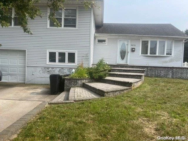 FANTASTIC SHORT SALE OPPORTUNITY FOR INVESTORS AND HOMEOWNERS ALIKE! ON A GREAT STREET IN SEAFORD!  TENANT OCCUPIED. PART OF INTERIOR CANNOT BE SHOWN. CASH OFFERS ONLY.  PROPERTY AND ALL APPLIANCES/ATTACHMENTS SOLD AS IS., Additional information: Appearance:FAIR, Interior Features:Lr/Dr