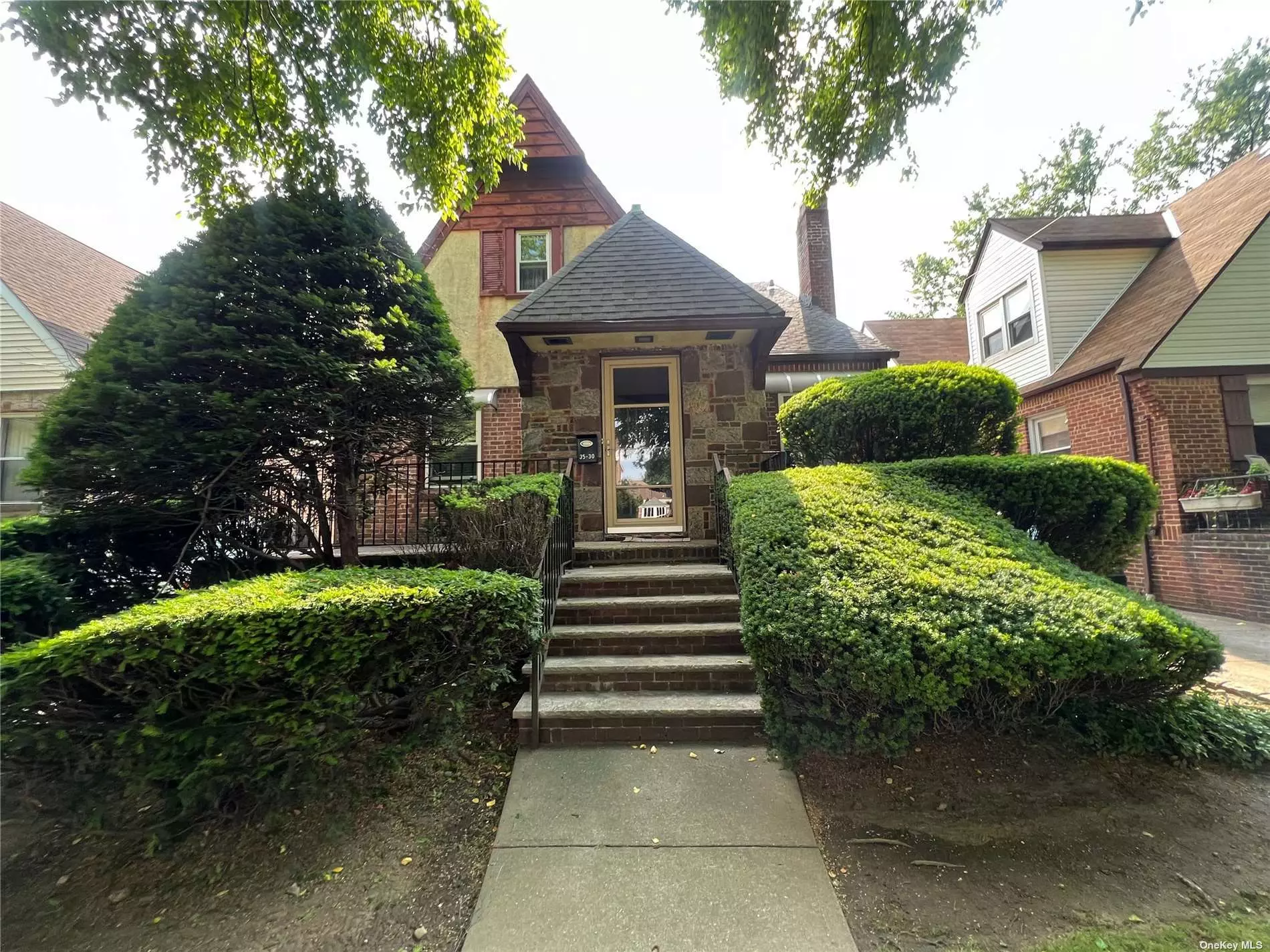 Near Bayside High school, park, Shopping, and LIRR 4BR 2Bagh with Detached Garage, partially finished basement. Built:1935 Property Tax: $8, 052.Yr Building: 1, 856sf, Building Size 27x44, Lot:40x100 New Gas Builder, Hot Water Heater, New Washer/Dryer, Updated Kitchen