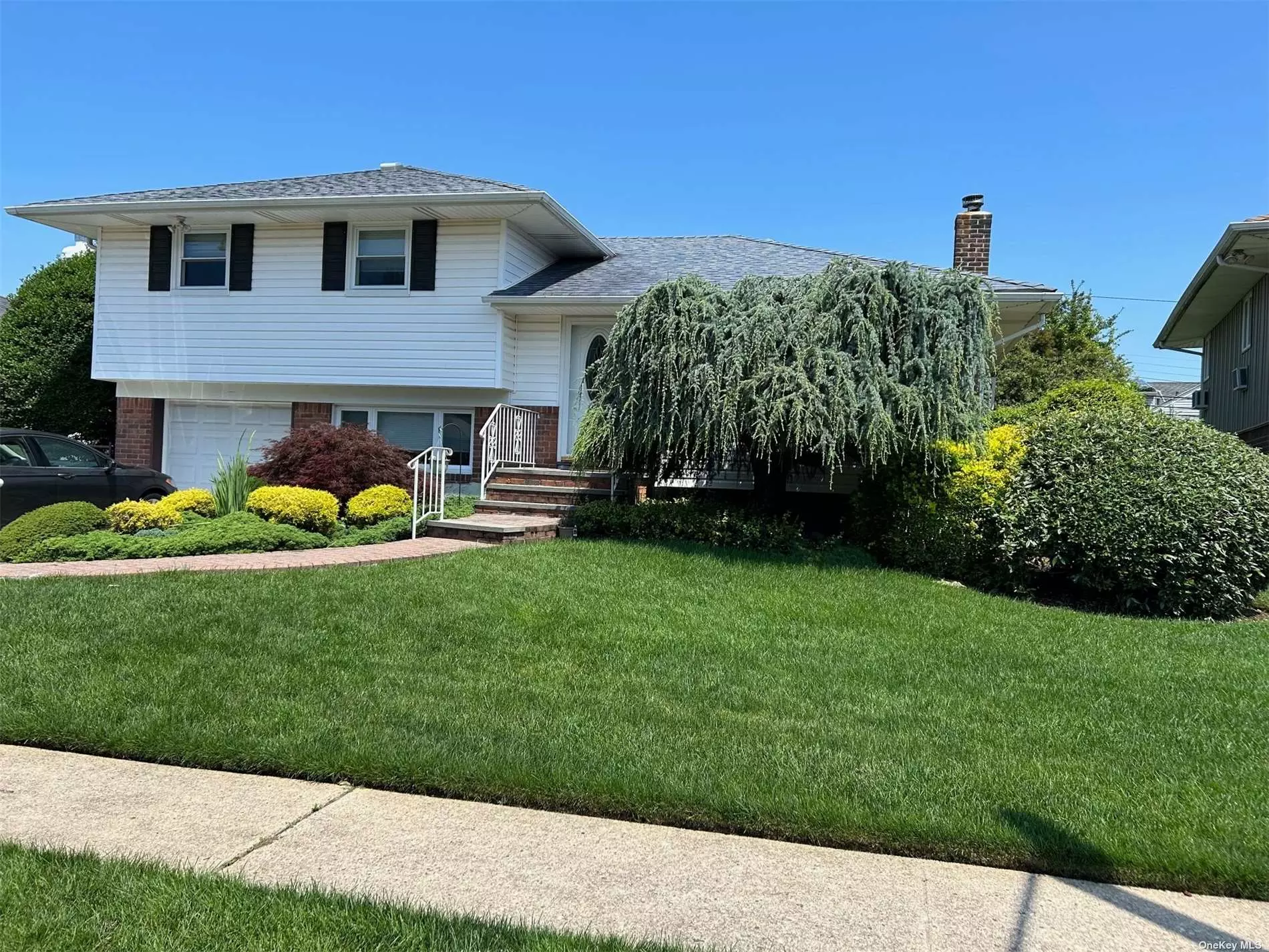 Value packed 8 room extended updated split in sd#18.Updates include Kitchen/granite counter, sliding doors, Updated bath, , Family room, office, wood floors and finished basement.Updated roof.electic and heat, driveway and brick walkway.