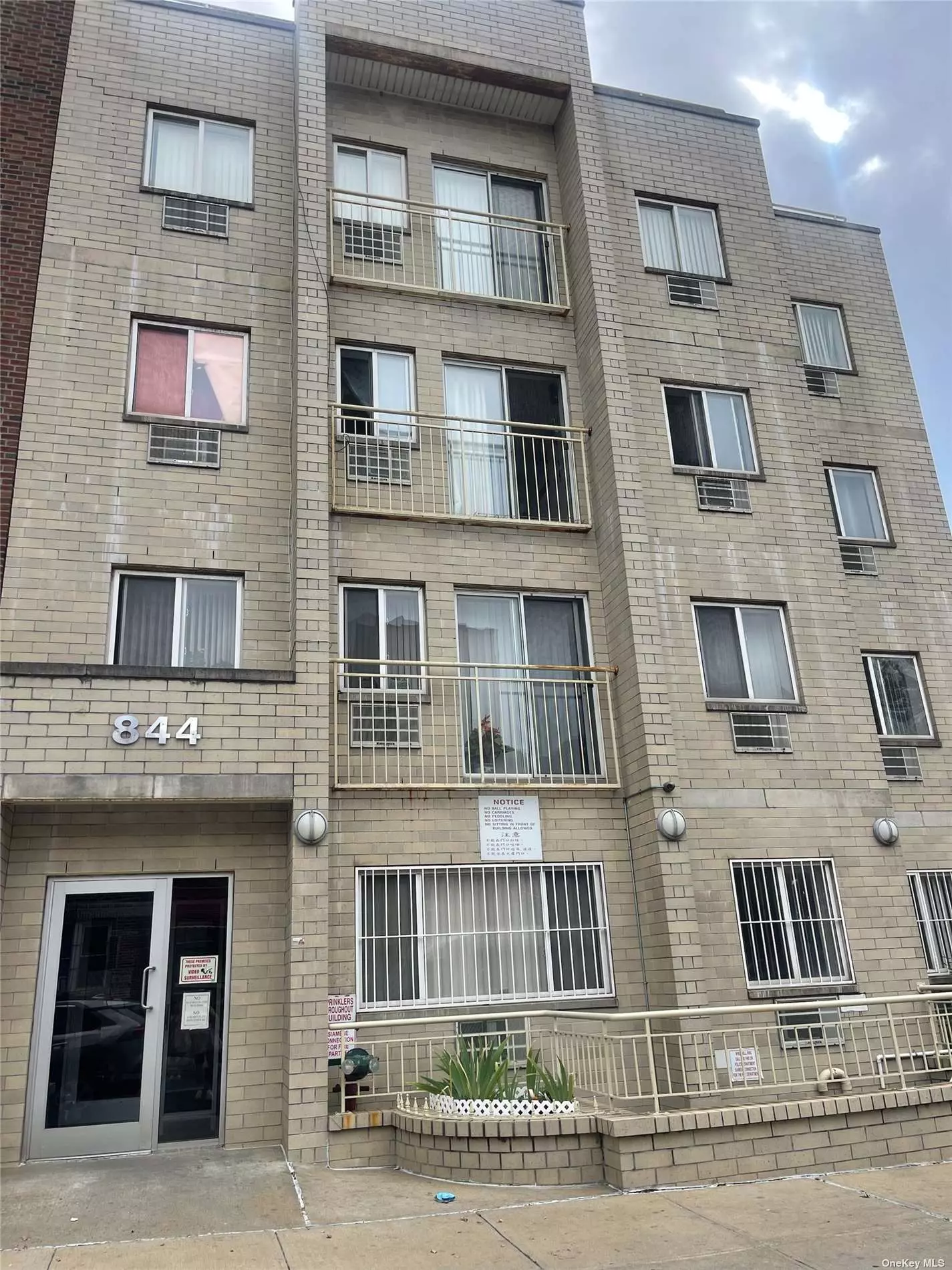 The apartment is in the center of the 8 ave.the unit kept in good condition, close to bus station, school, store and subway.There is 3 bedroom and 2 bathrooms with net 982sqft aparment.big living room and laundry room at the unit.