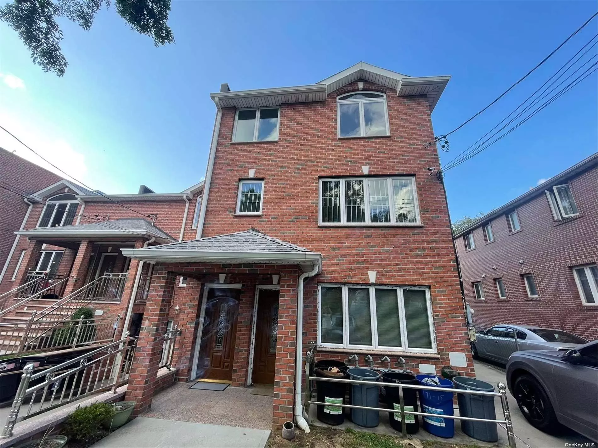 2BED ROOM APARTMENT ON THE 3RD FLOOR. CLOSE TO SCHOOL AND LIE495 TENANTS PAY ELECTRIC AND GAS. ONLY WATER IS INCLUDED WITH RENT. THE WASHER AND DRYER ARE IN THE BASEMENT WALKING DISTANCE TO SCHOOL PS173 AND 216 RYAN