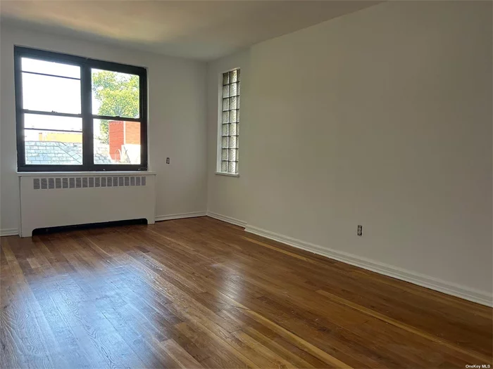 Great Neck. Top Floor 1 Bedroom/1 Bath Pet-Friendly Apartment In The Heart Of Great Neck. Updated Kitchen, And Beautiful Hardwood Floors Through-Out. Laundry In Building, Supers On Site. Very Close Proximity To Lirr, Shopping, Dining, And Much More.