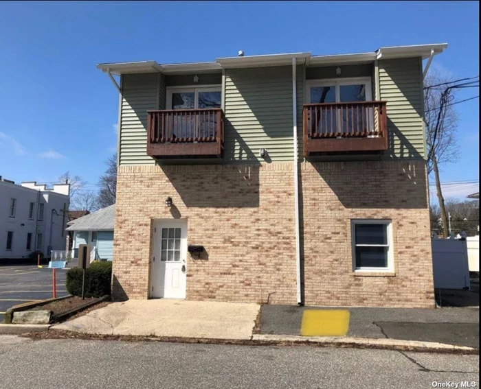 Renovated 3 Bedroom 2 1/2 Bath Colonial in the heart of Farmingdale Village! Granite Eat in Kitchen w/ Stainless Appliances, Formal Dining Room, Master Bedroom w/ Full Bath and Walk In Closet, all 3 Bedrooms Have Their Own Balcony, Washer/Dryer, Private Driveway, Dead End Street.