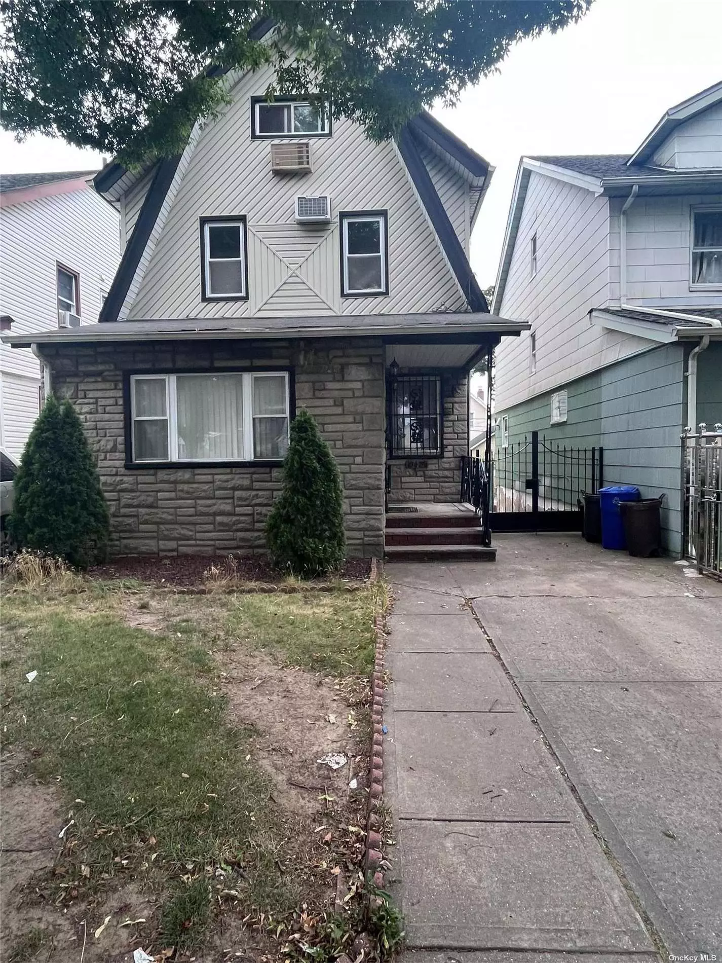 Beautiful 1 family home ready to move in. Close to restaurants, transportation and to Liberty Ave. 5 bedrooms, 2 and a half bathrooms. Cozy environment to move in.