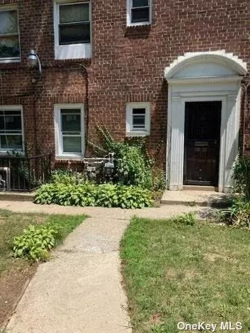 DREAM COME TRUE! SPONSOR ONE BEDROOM NEWLY RENOVATED WITH PRIVATE FENCED IN YARD! Parquet floors, new kitchen, amazing closet space. New windowed bath. Available now! Pets OK