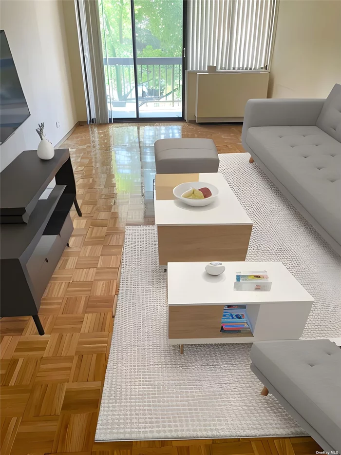 Nice 1 bed with Terrace, Over looking the garden & pond, waterfall and fountain. New A/C unit, 24 Hour gated community, indoor pool, gym, sauna, tennis, basketball, shopping arcade, restaurant. Exp bus to City, Balcony.