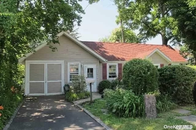 Welcome to this 2 Bedroom, 1.5 bath cottage located in the heart of Great Neck. Features a renovated kitchen, formal dining room, living room, and tons of closet space ! Laundry inside unit, private backyard deck, and 2 parking spaces included as well.