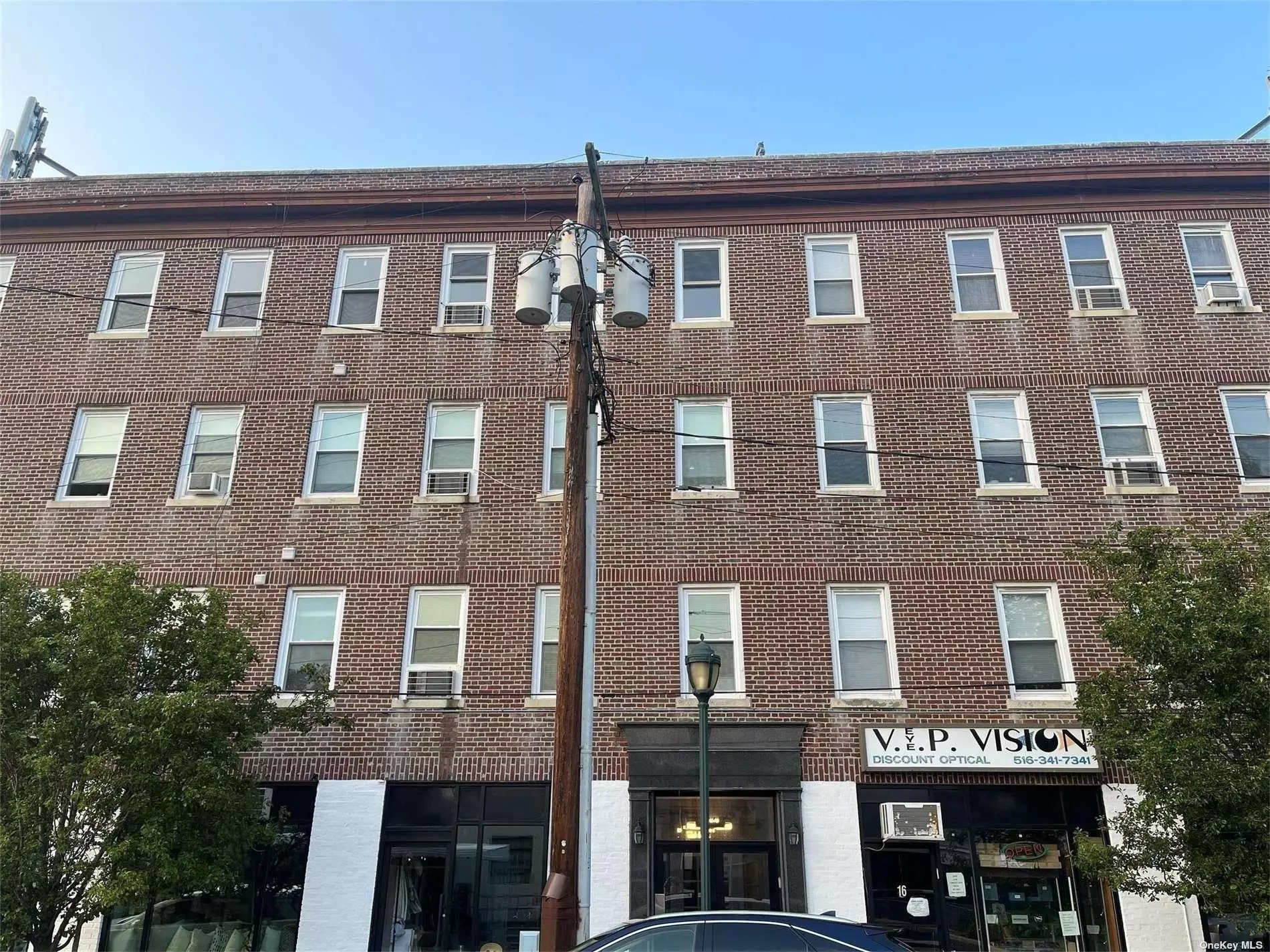 Renovated 2 Bedroom Apartment With Washer/Dryer in Unit. Free Storage in Basement, Freshly Painted Kitchen With Quartz Countertops + Stainless Steel Appliances, Recessed Lighting, Hardwood Floors. Minutes To The Railroad, Shopping, Restaurants & Houses of Worship.